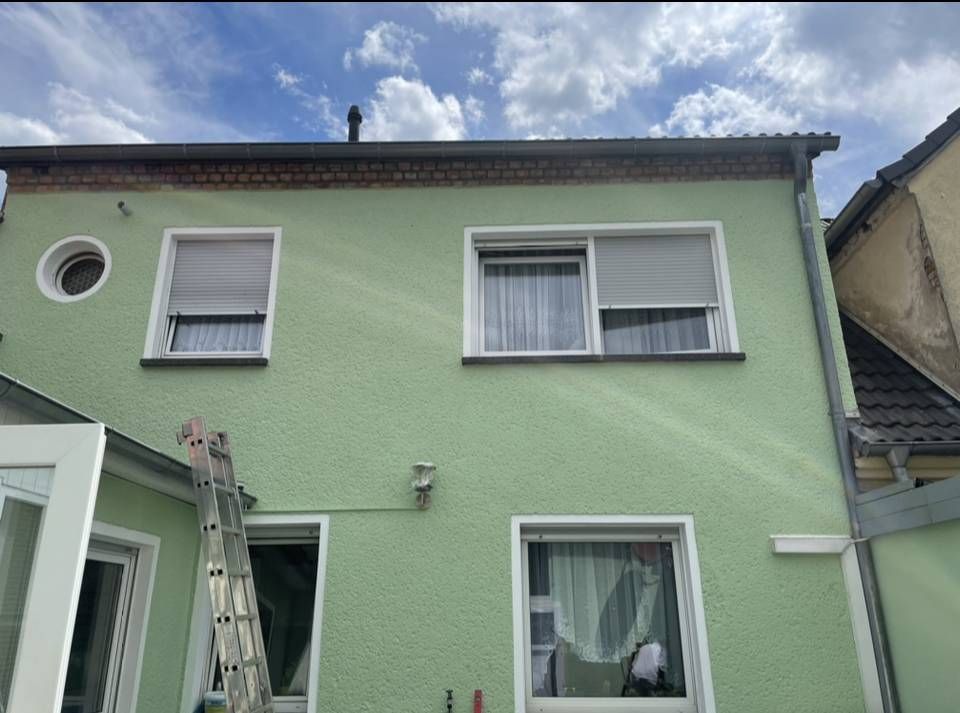 Eine grün gestrichene Hauswand.