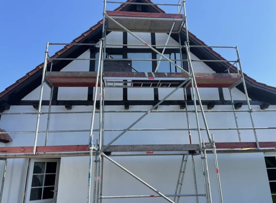 Ein Haus mit Gerüst an der Seite eines Hauses.