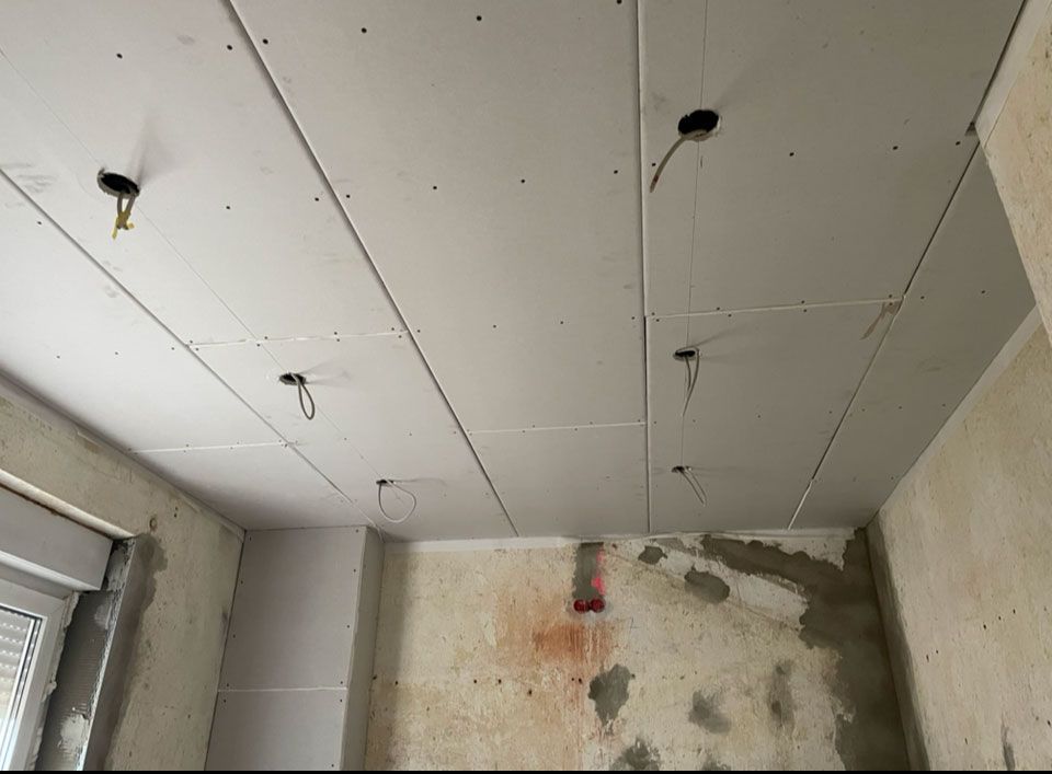 Ein Raum mit einer im Bau befindlichen Decke.