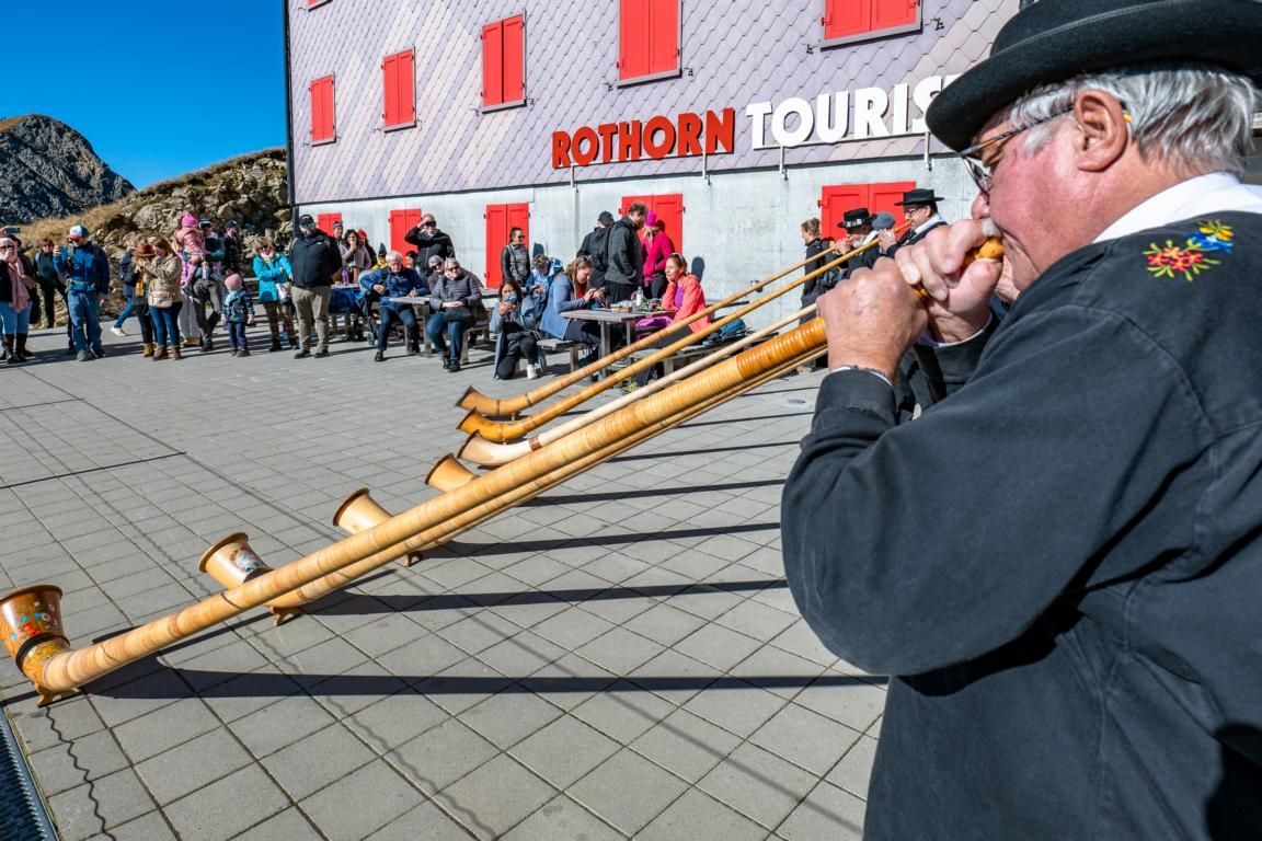 alphorn brienz, alphorn brienz rothorn, brienzer rothorn bahn, saisonstart brienz rothorn, alphorngruppe magden, alpohrn regina lüdin, regin luedin, regina luedin, luedin hemmiken, anna rudolf von rohr, alphorn anna rudolf von rohr, alphorngppe magden, alphorn basel, alphornauftritt, alphorn hoeren, alphornkonzert brienz, alphorn brienz, 