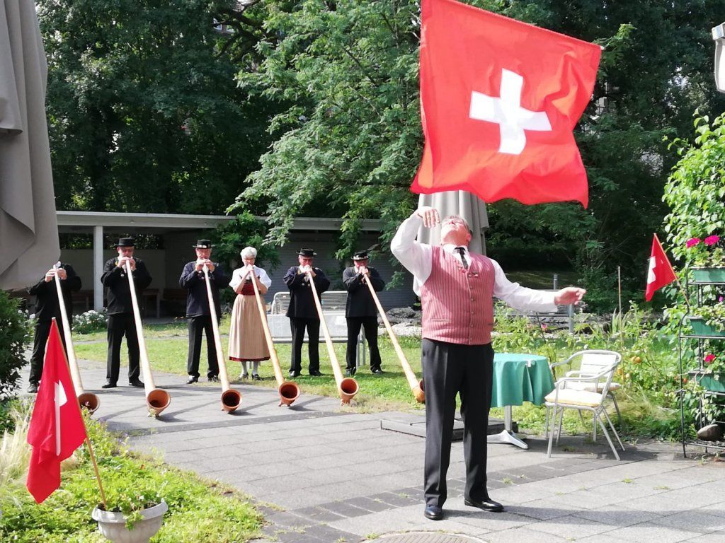 1. August Alphornbläser mit Fahnenschwinger