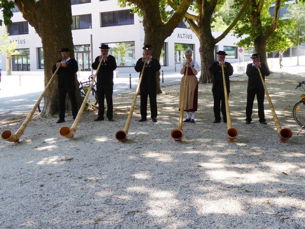Alphorngruppe empängt das neue Rhyschiff Rhystärn