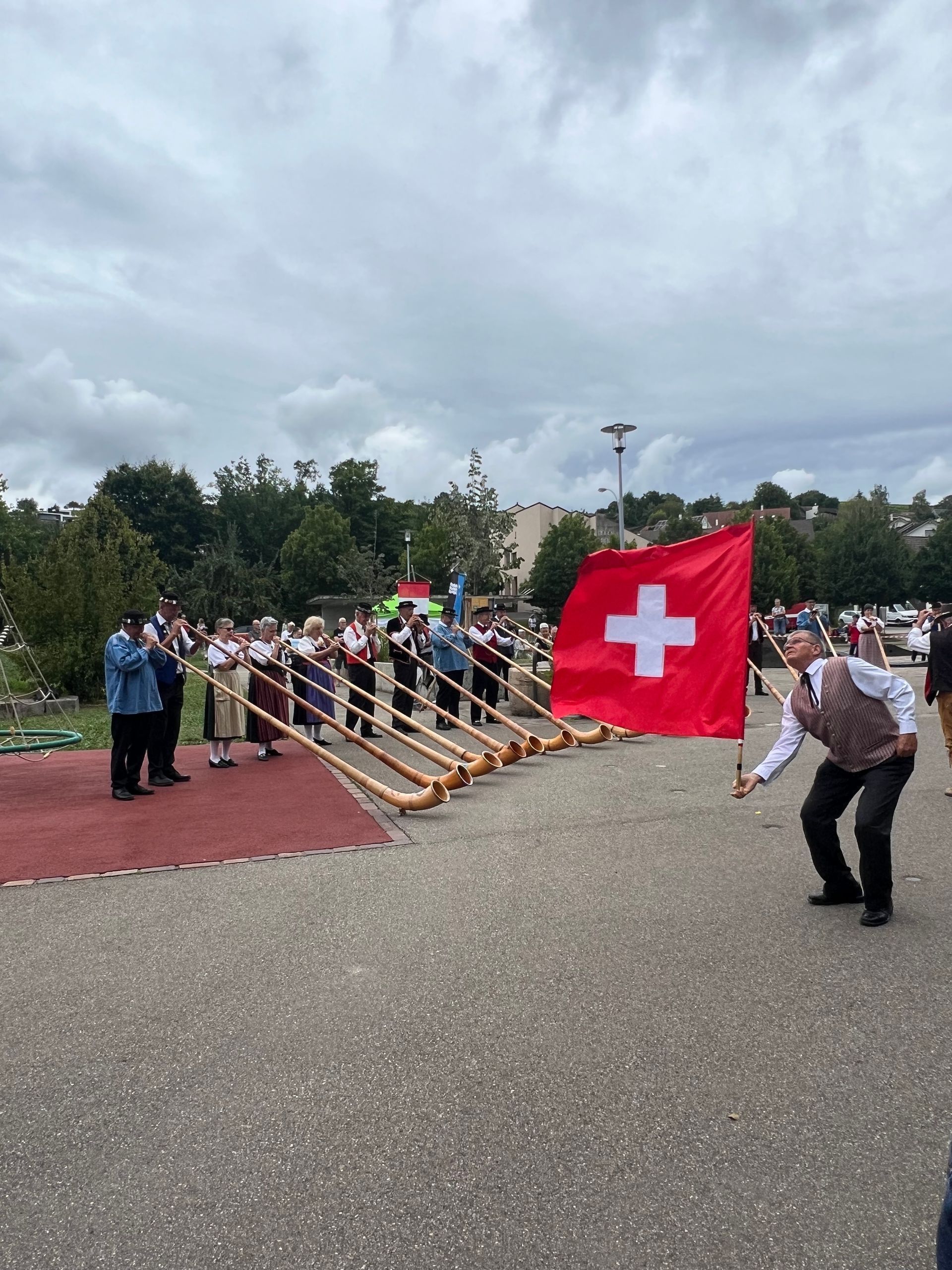 sissach alphorn, sissach 1 august, alphorn sissach, alphorn basel, alphorn nationalfeiertag, keigel urs, thomas weber, hanselmann christian, sandra beer, regina luedin, alphorn baselland, alphorn fricktal, jodlerfest, alphorn lernen, alphornklinik, alphornunterricht, 