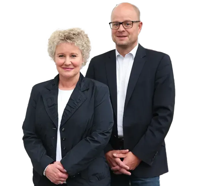 Ein Mann und eine Frau stehen nebeneinander auf einem weißen Hintergrund