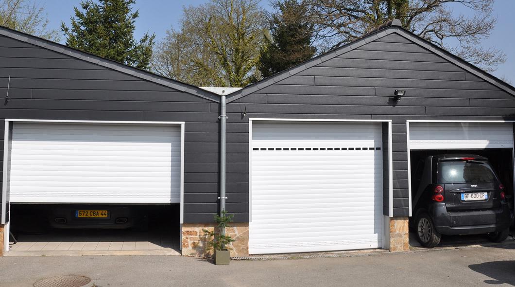 Deux portes de garage enroulables blanches