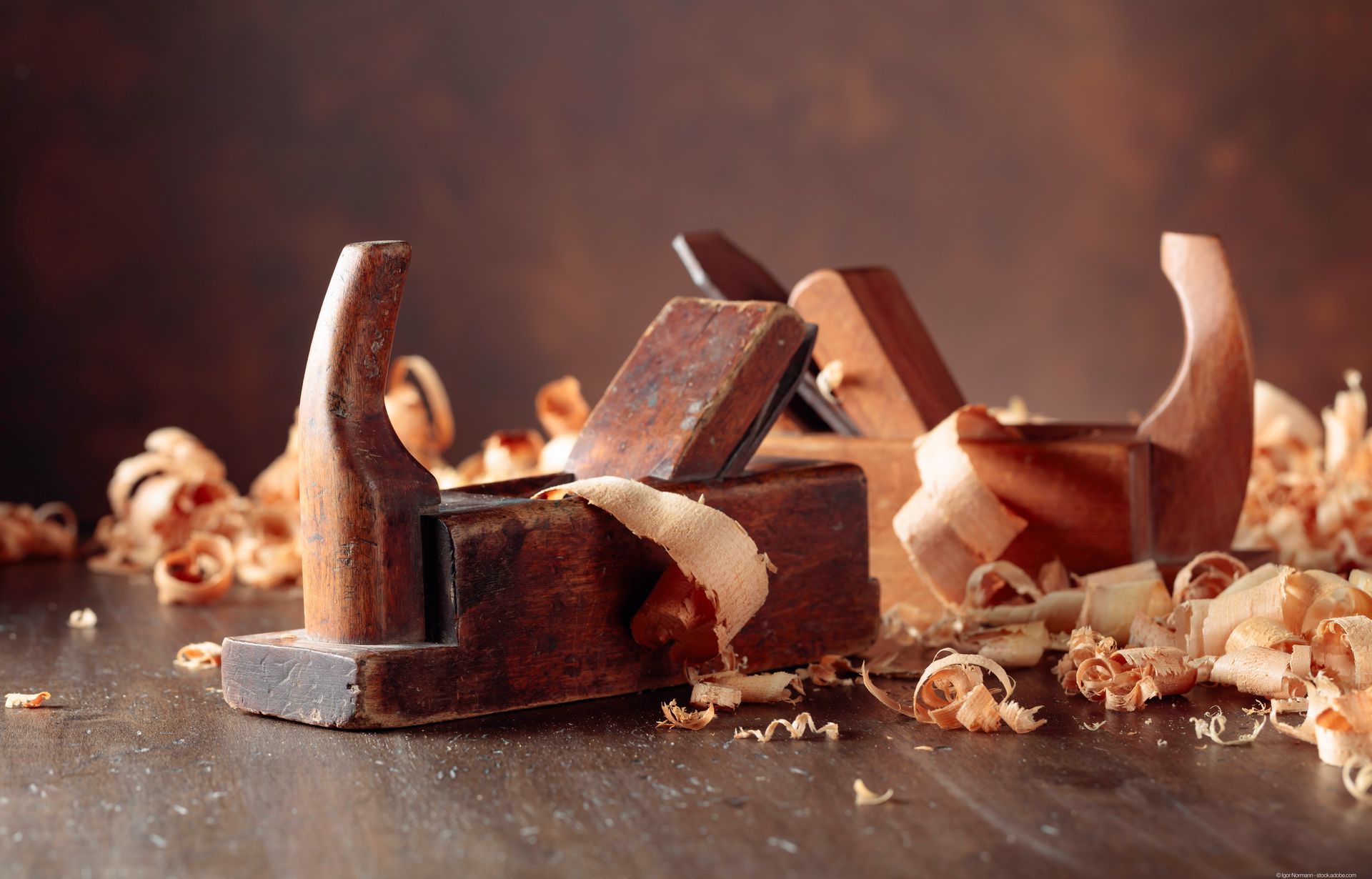 ein paar Holzhobel liegen auf einem Holztisch