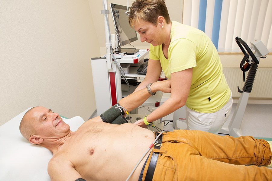 Dr. Fritschka & Dr. Kunkel – Untersuchung eines Patienten