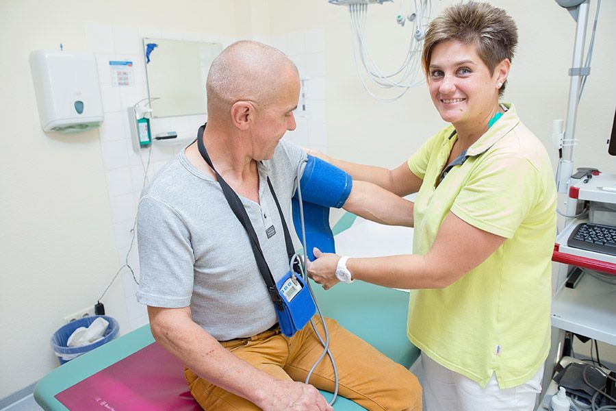 Dr. Fritschka & Dr. Kunkel – Untersuchung eines Patienten