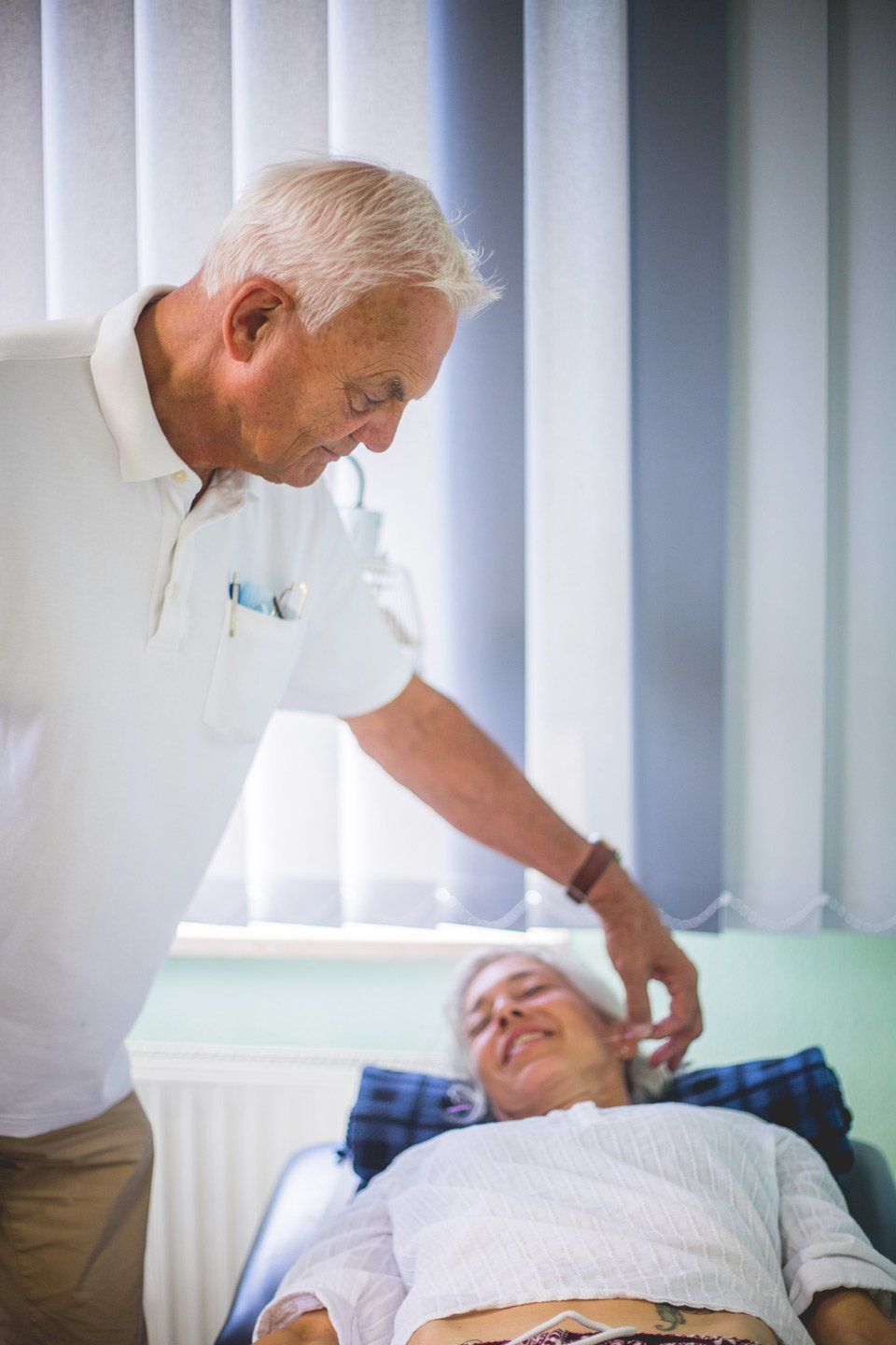 Dr. Fritschka & Dr. Kunkel – eine Frau bei der Akupunktur