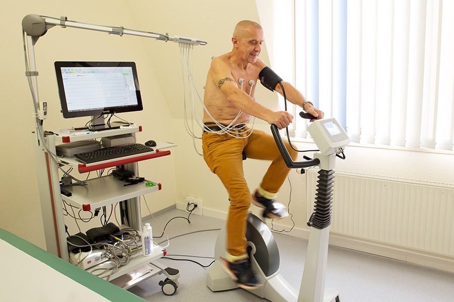 Dr. Fritschka & Dr. Kunkel – Untersuchung eines Patienten