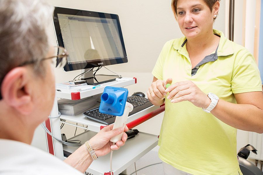 Dr. Fritschka & Dr. Kunkel – Untersuchung eines Patienten