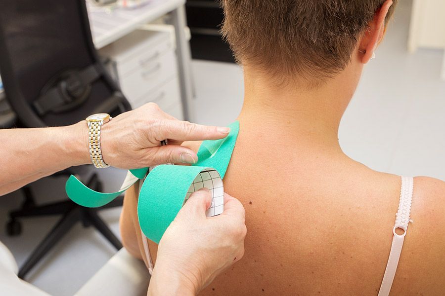 Dr. Fritschka & Dr. Kunkel – eine Person bei einer Arztbehandlung