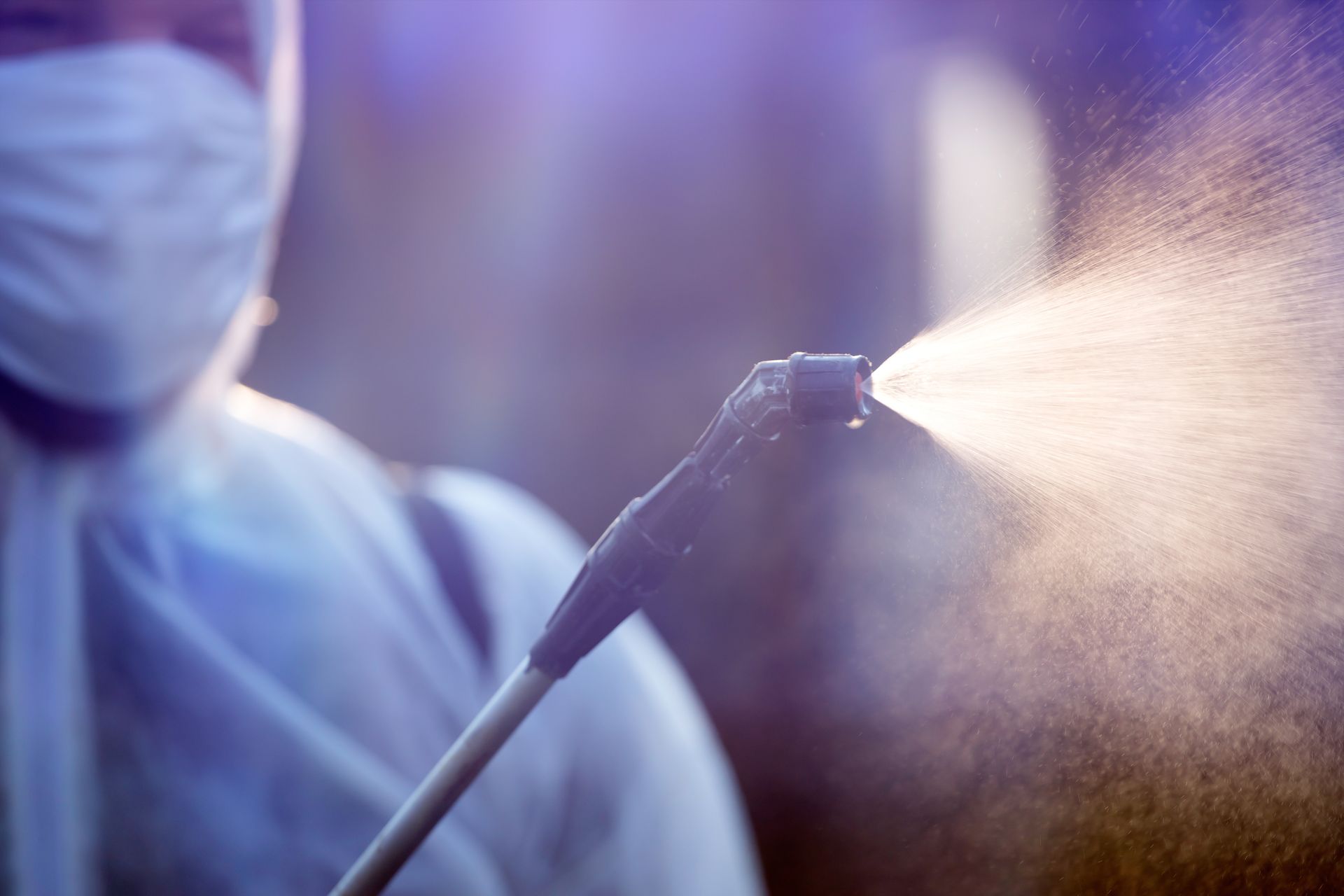 Pulvérisation d'un produit en gros plan.