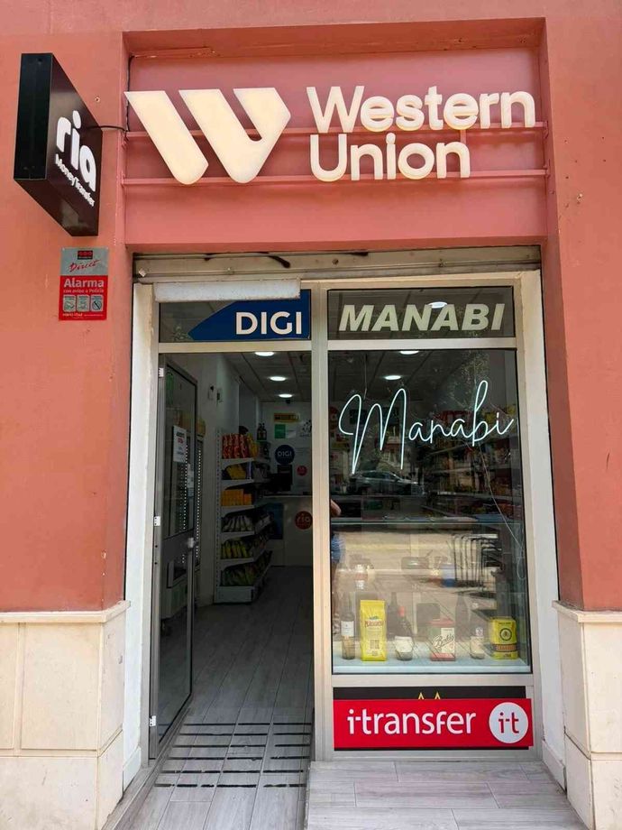 Billetes variados de diferentes divisas, incluidos dólares estadounidenses y euros, apilados.