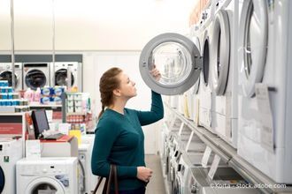 Frau bei der Wahl einer Waschmaschine