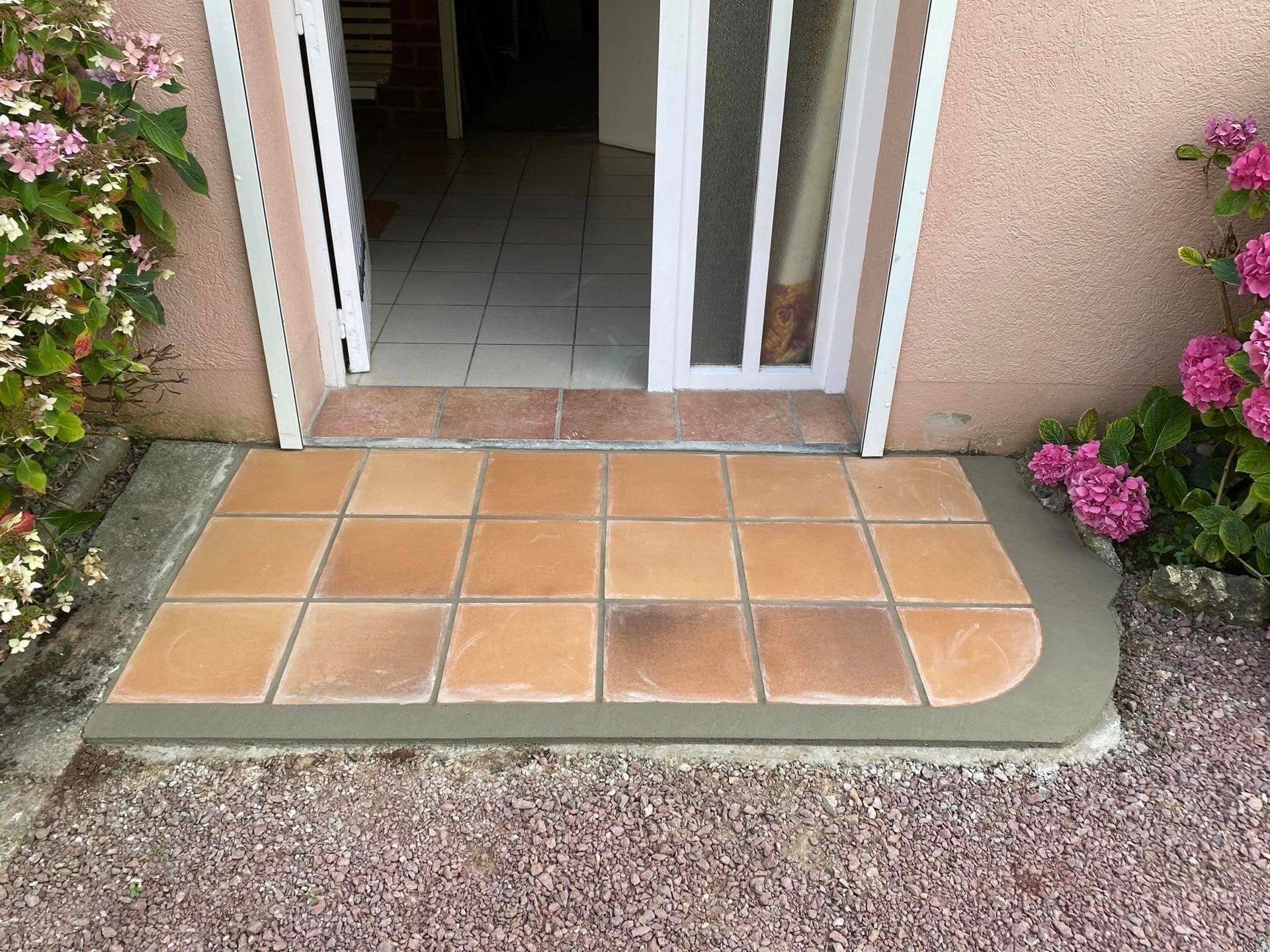 Carrelage devant une maison
