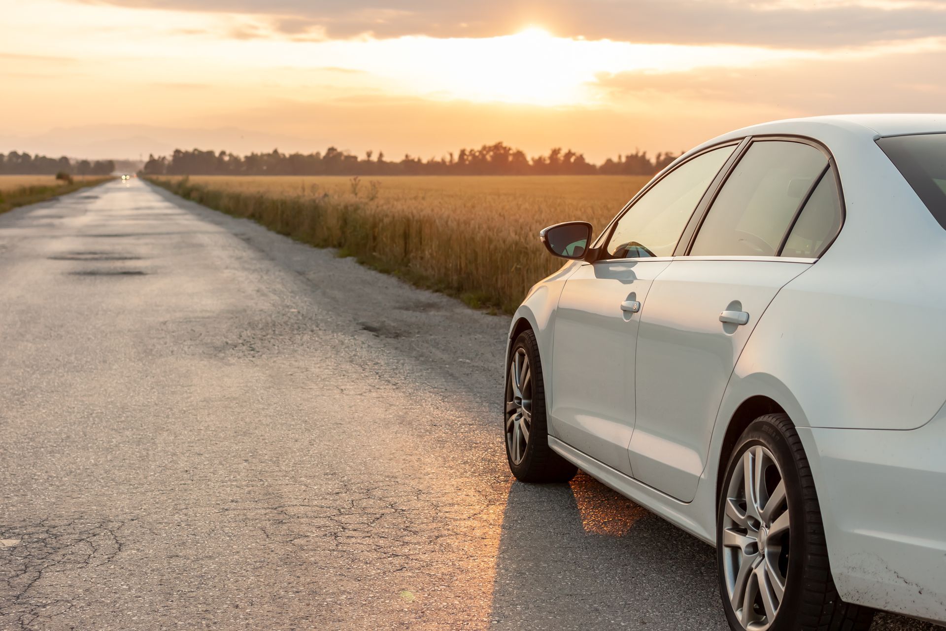 Un véhicule blanc et un lever de soleil