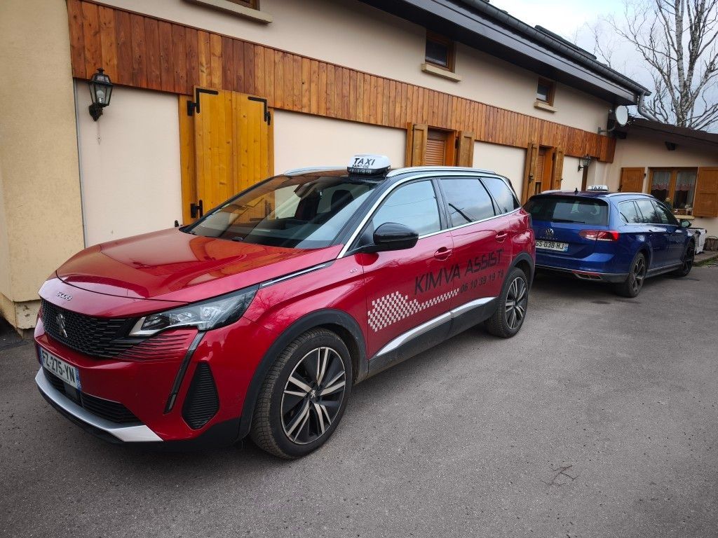 Un véhicule taxi rouge