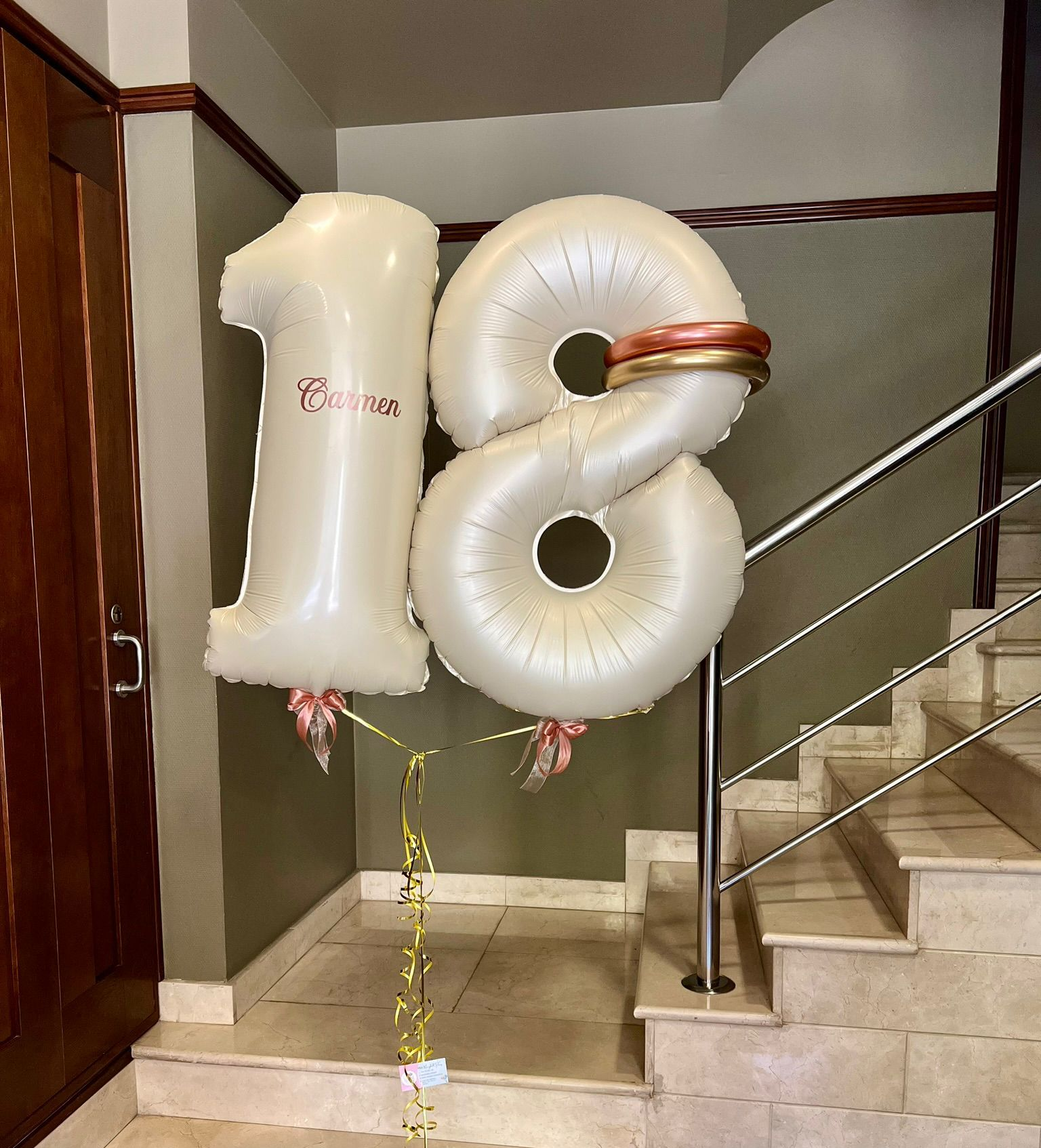 Un montón de globos con un arcoíris y el número 2 en él.