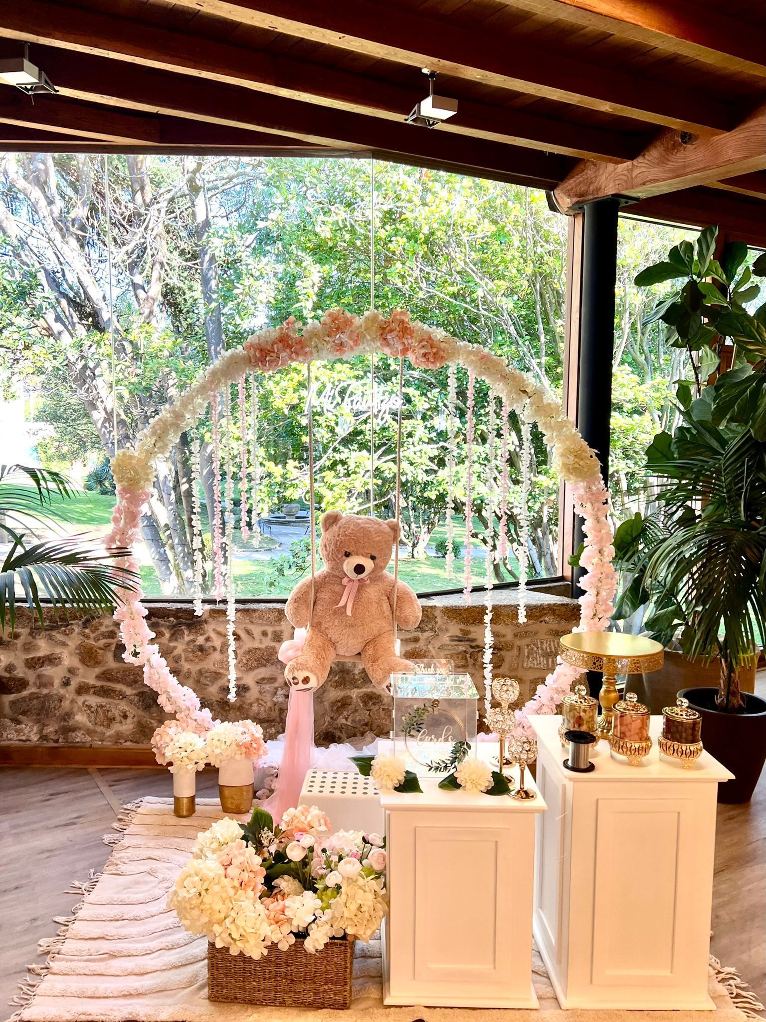 Una habitación decorada con globos, flores y un pastel.