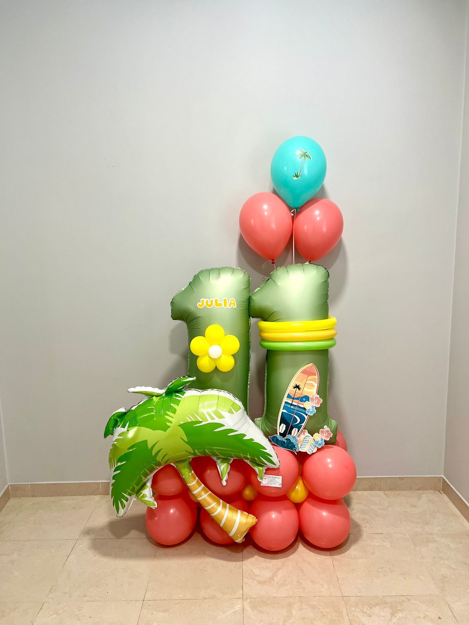 Un montón de globos están colocados uno encima del otro en una habitación.