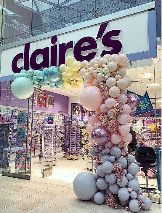 La tienda de A Claire está decorada con globos y flores.