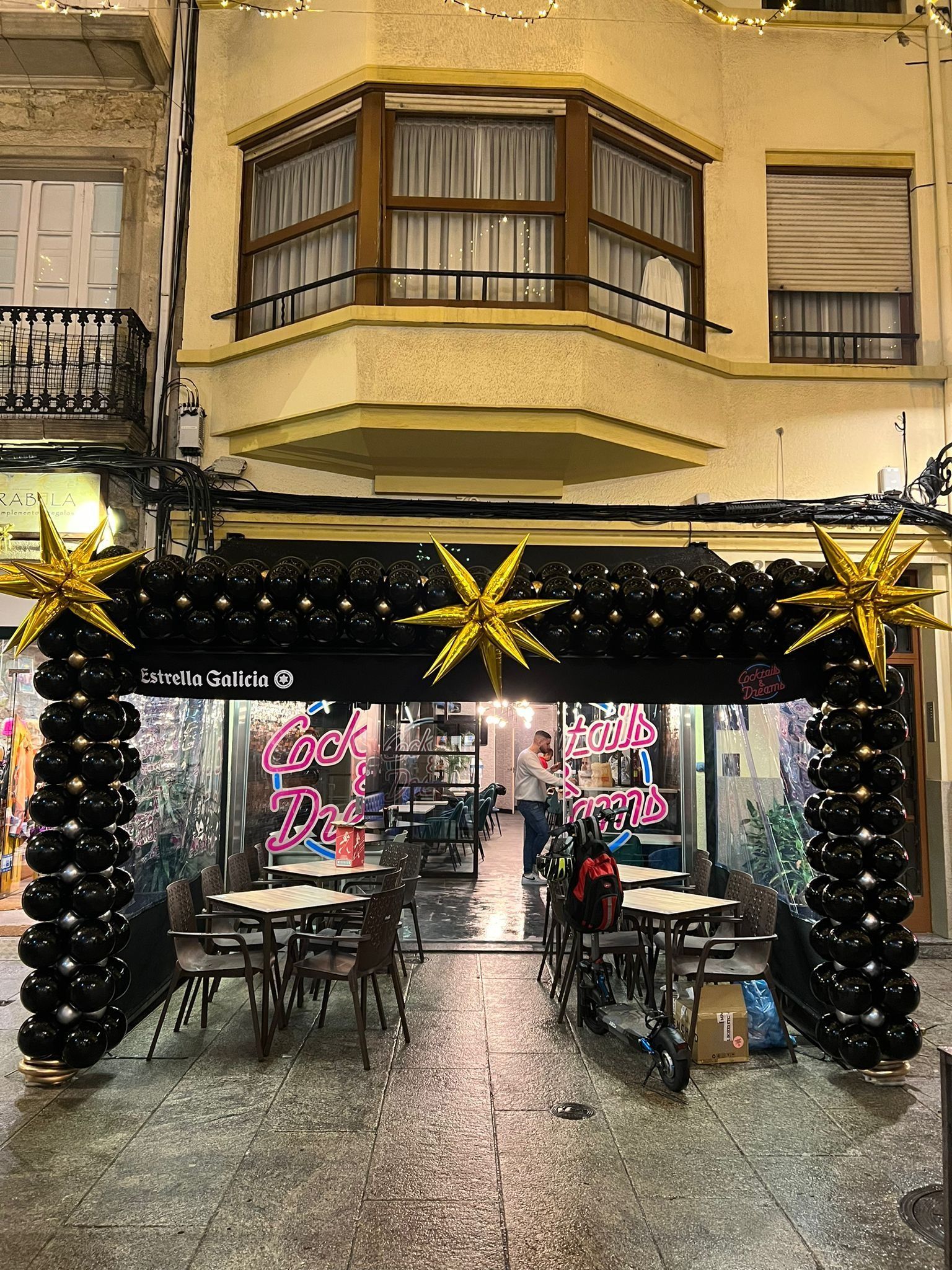 Un restaurante está decorado para Navidad con globos y luces.