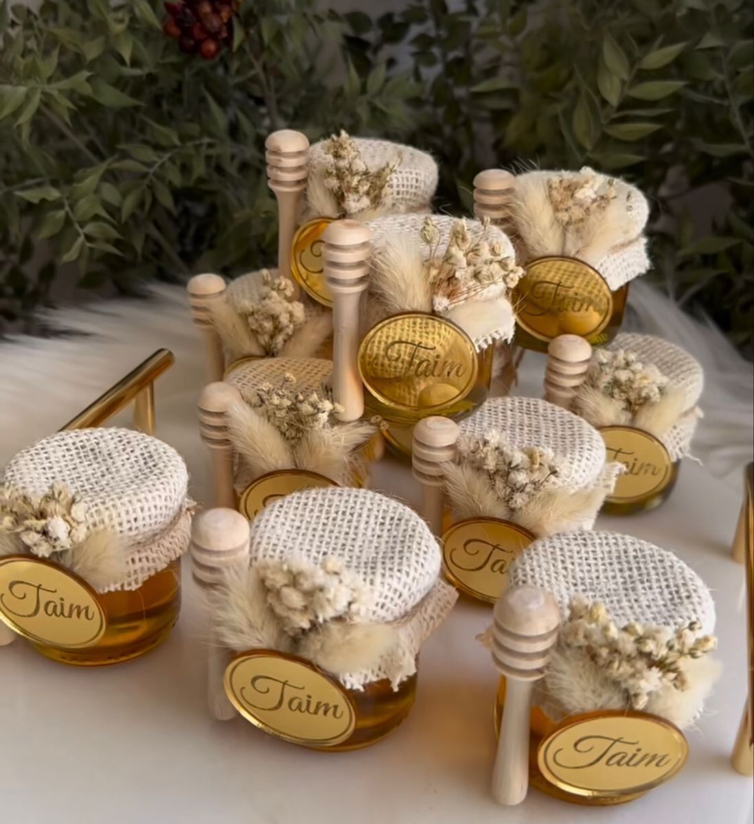 Frascos de miel de Jaim con cucharones de miel sobre una mesa