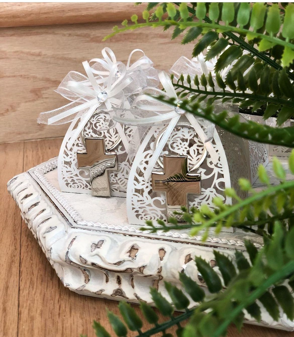 Un par de cajas blancas con cruces están colocadas encima de una mesa de madera.