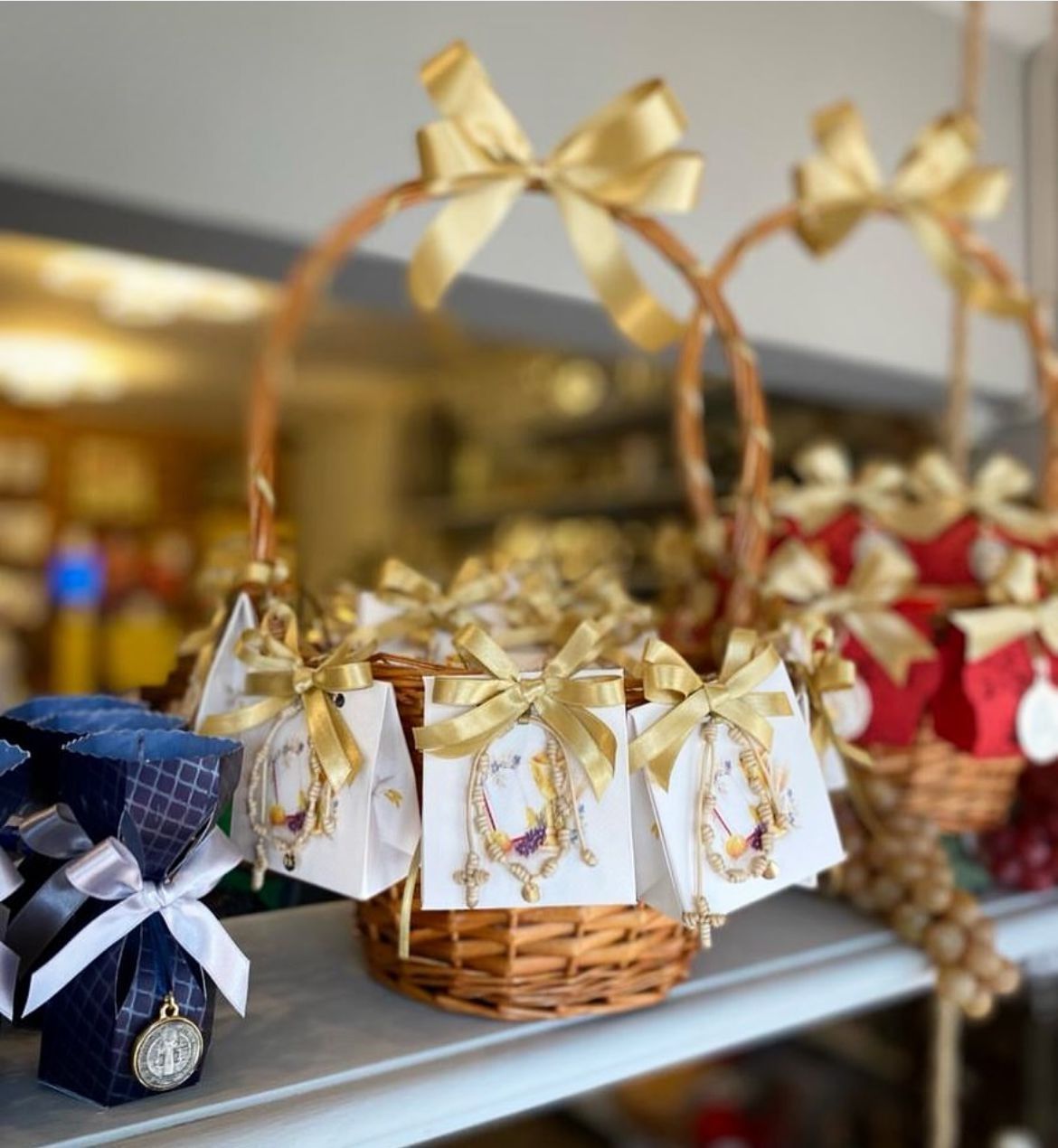 Una cesta de mimbre llena de regalos y lazos