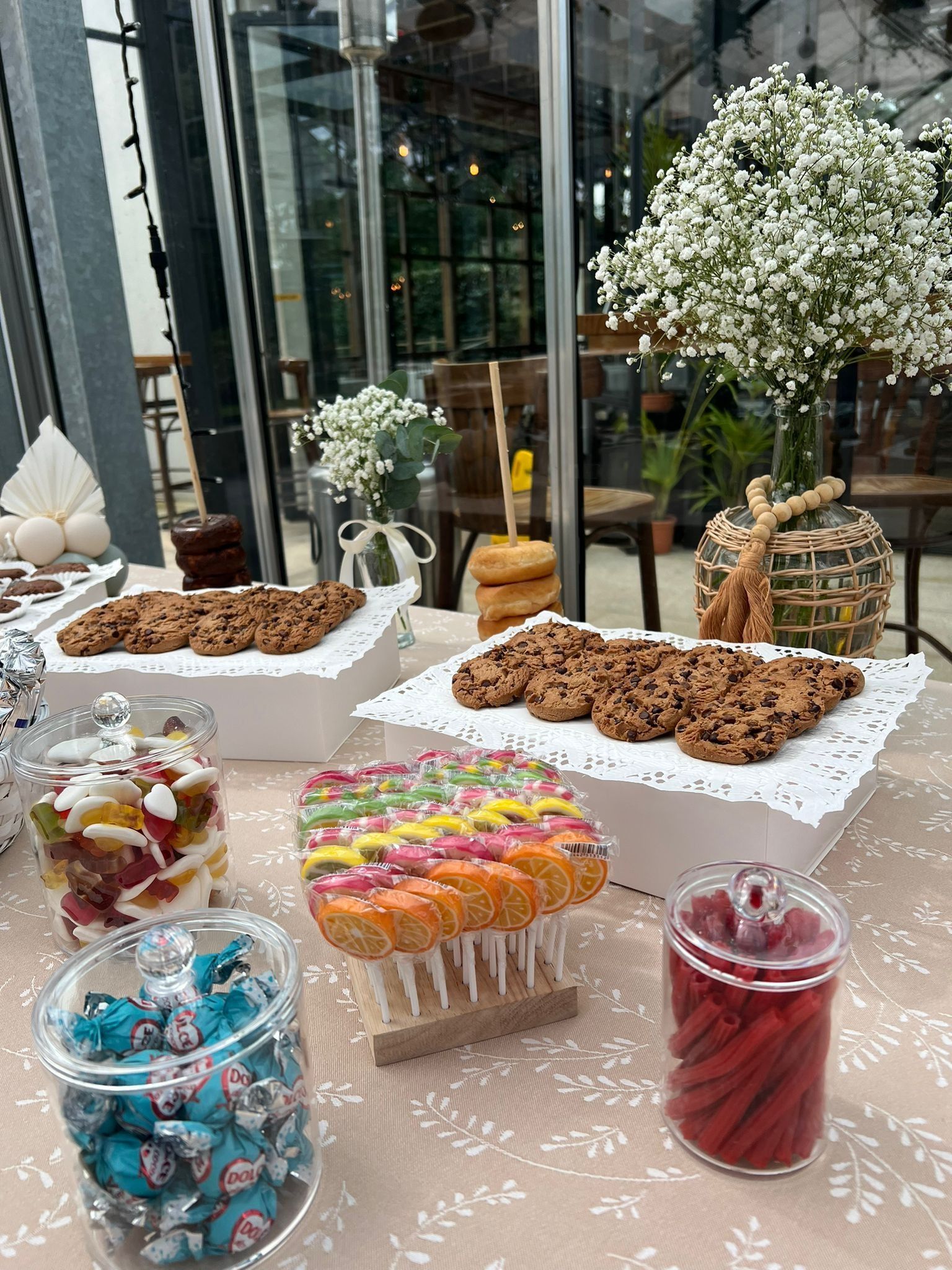 Una mesa cubierta con una variedad de postres y dulces.