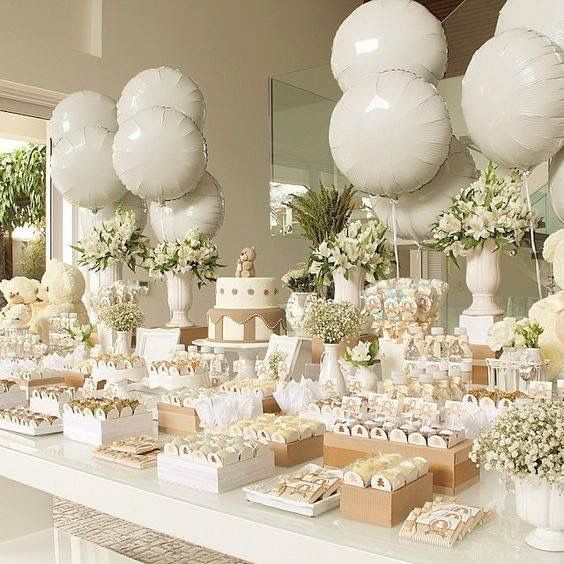 Una mesa con muchos globos y flores.