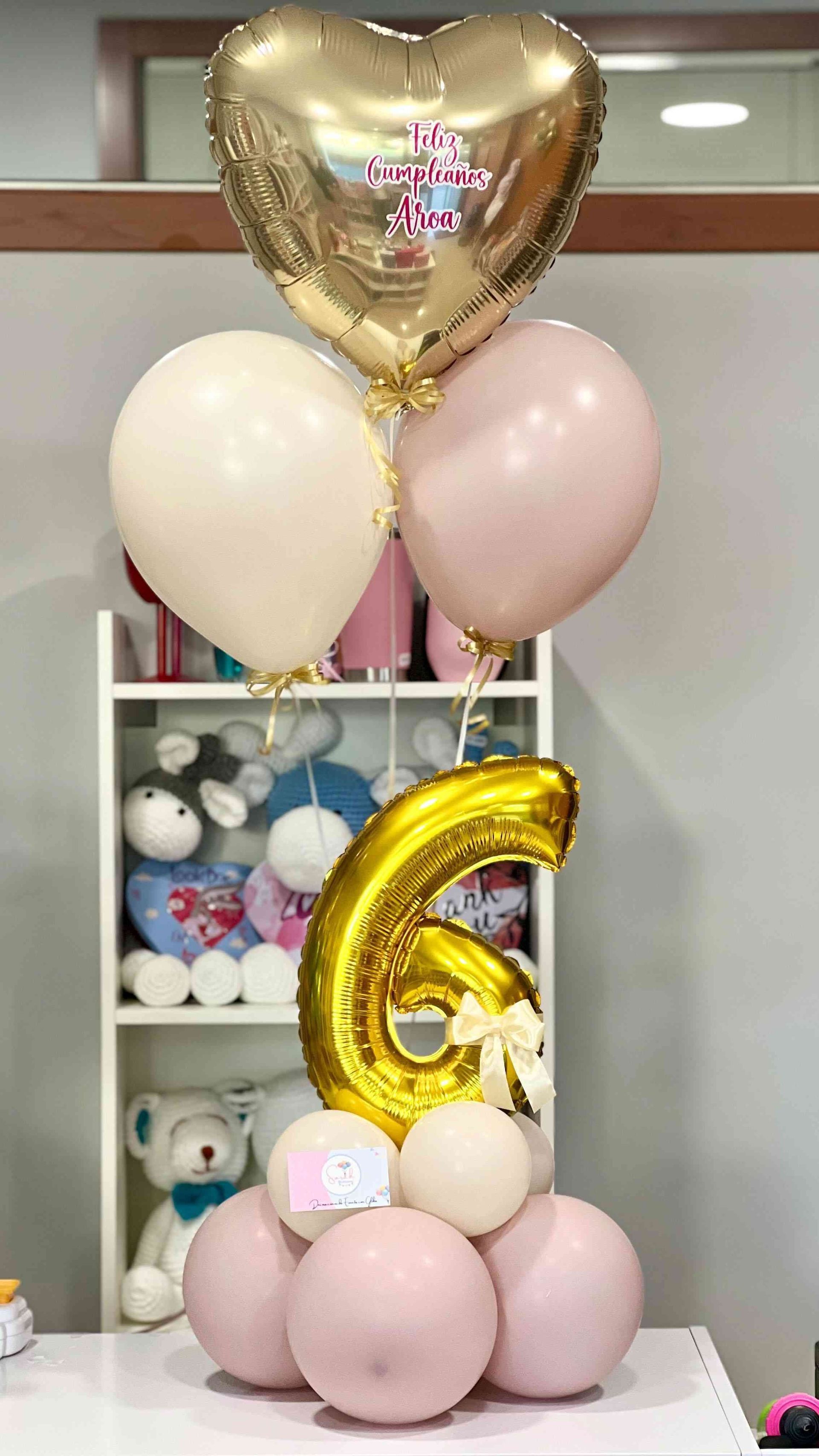Un montón de globos están sobre una mesa.