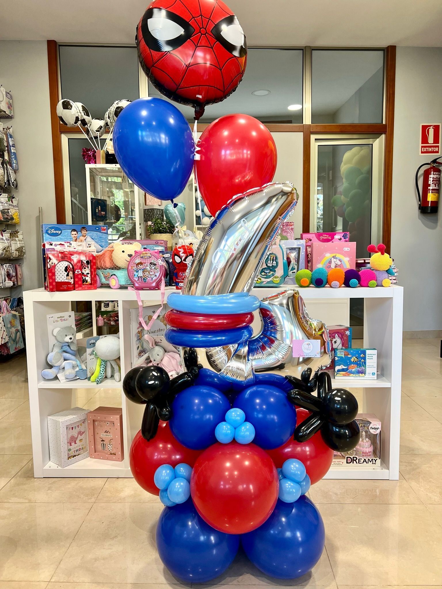 Un montón de globos están colocados uno encima del otro en una habitación.