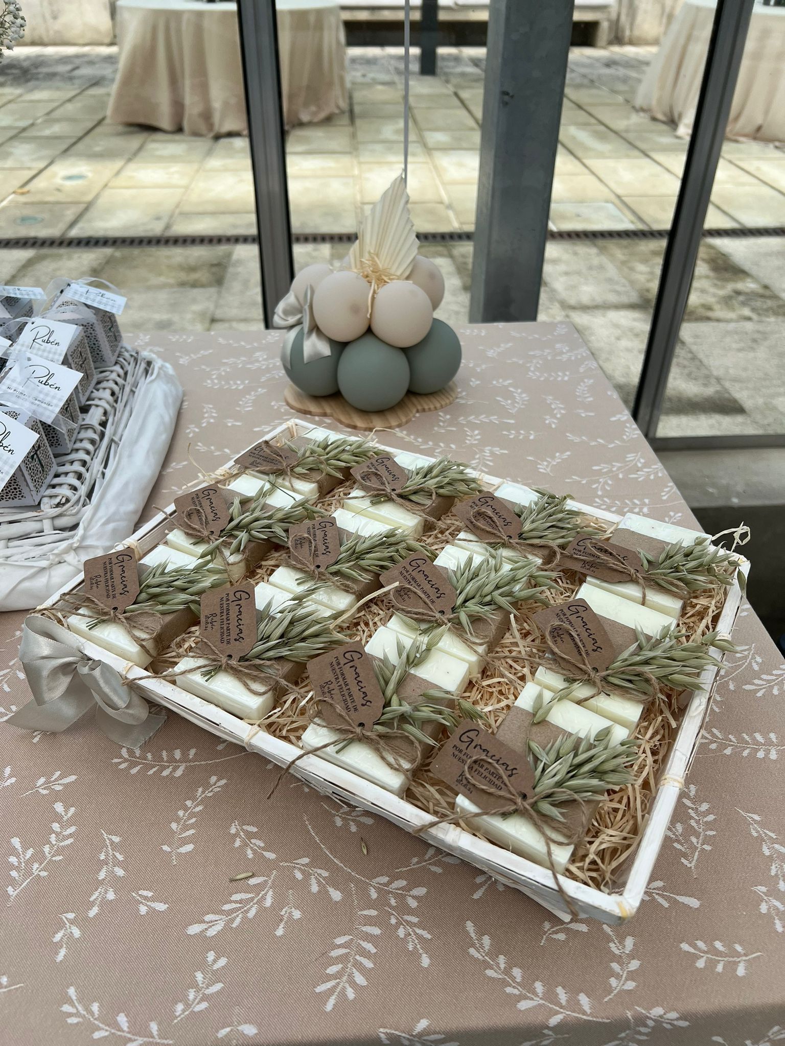 Una bandeja de comida está encima de una mesa.