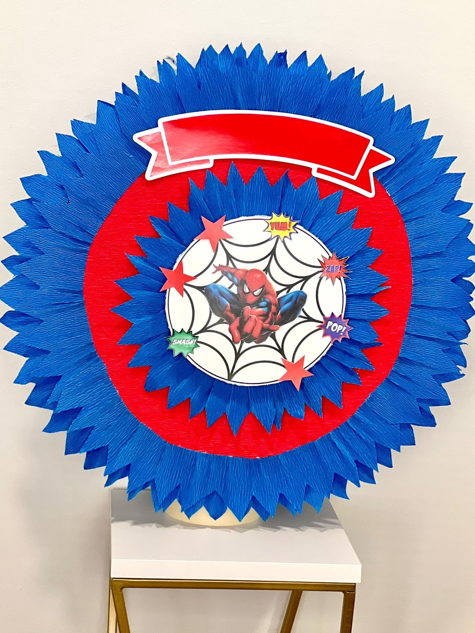 Una corona de Spiderman está encima de una mesa.