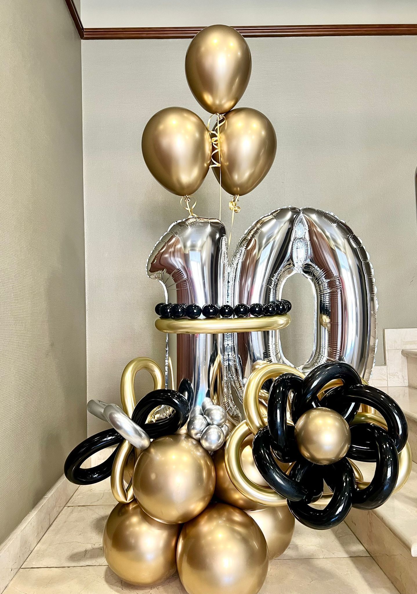 Un montón de globos están sobre una mesa.