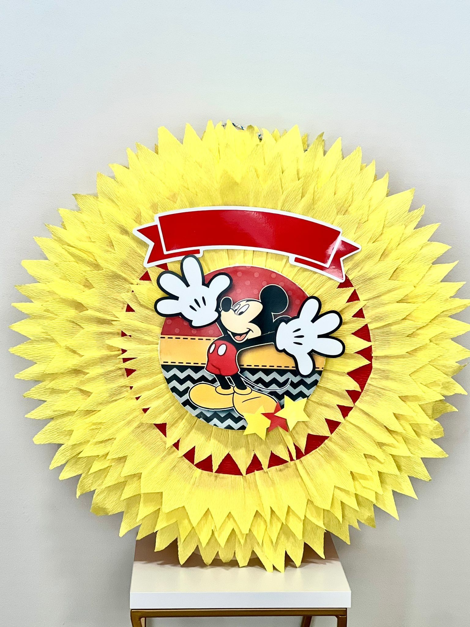 Un círculo amarillo con una imagen de Mickey Mouse.