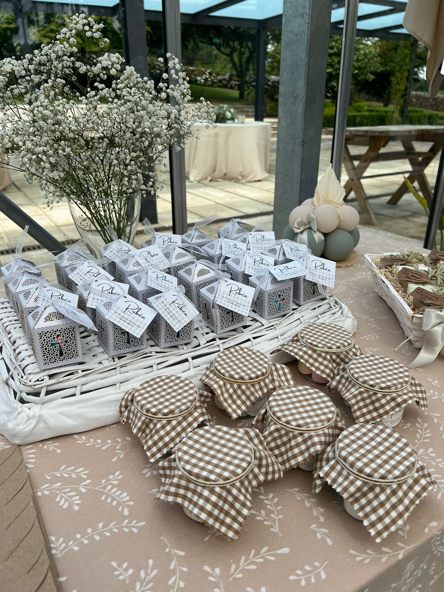 Una mesa con muchas cajas y flores encima.