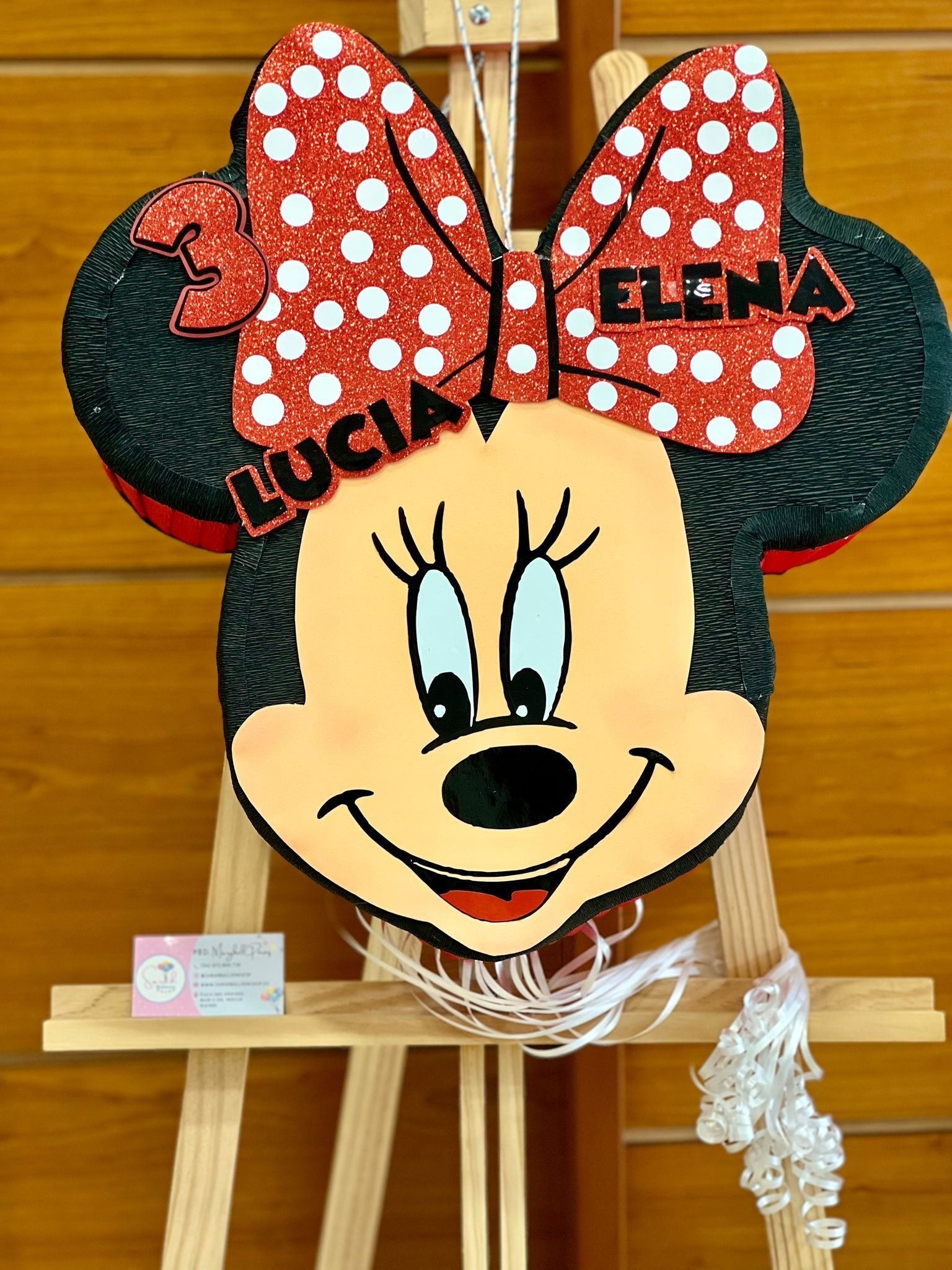 Una cabeza de Minnie Mouse con el nombre Lucía.
