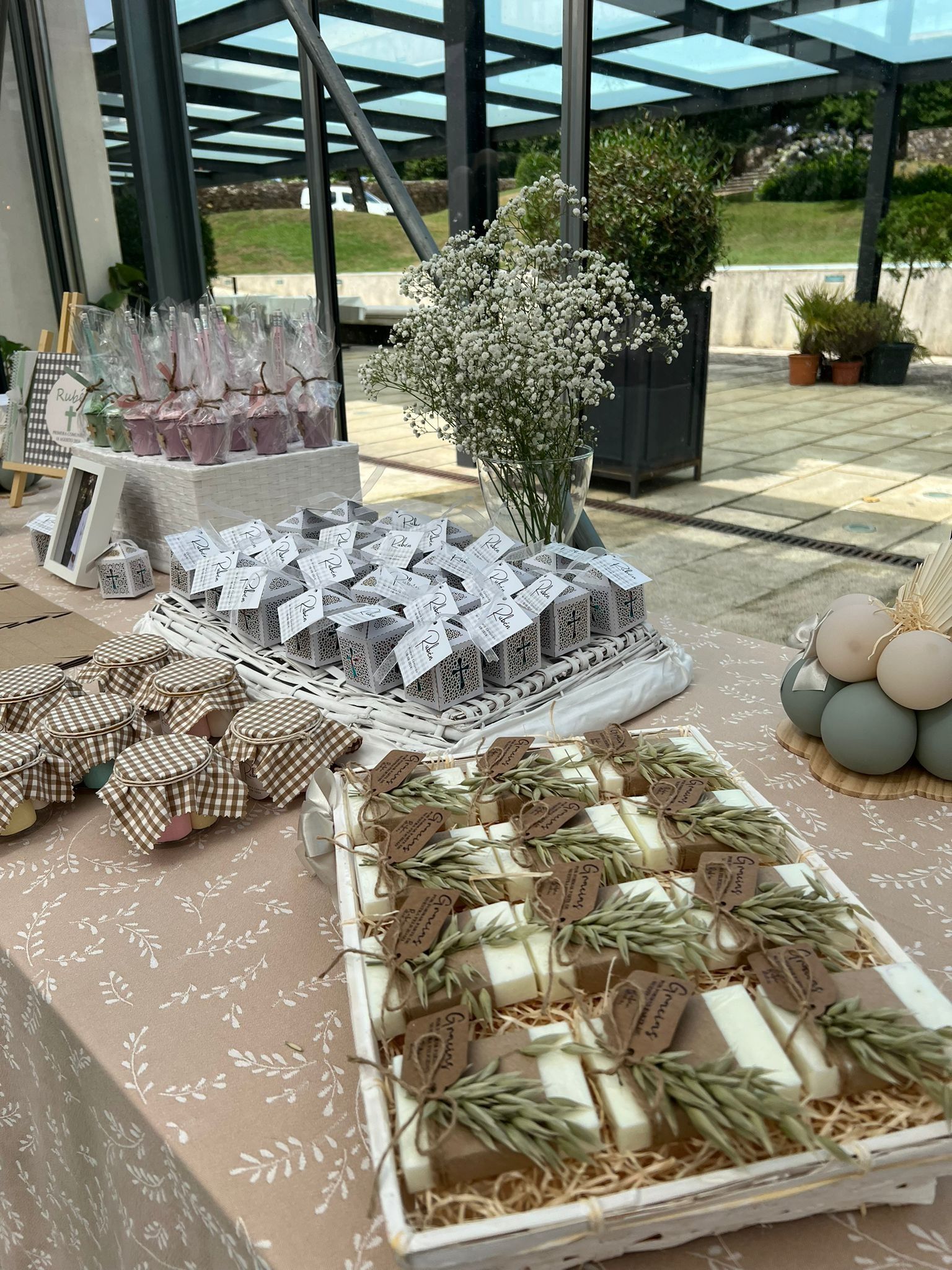 Una mesa cubierta con una variedad de postres y flores.