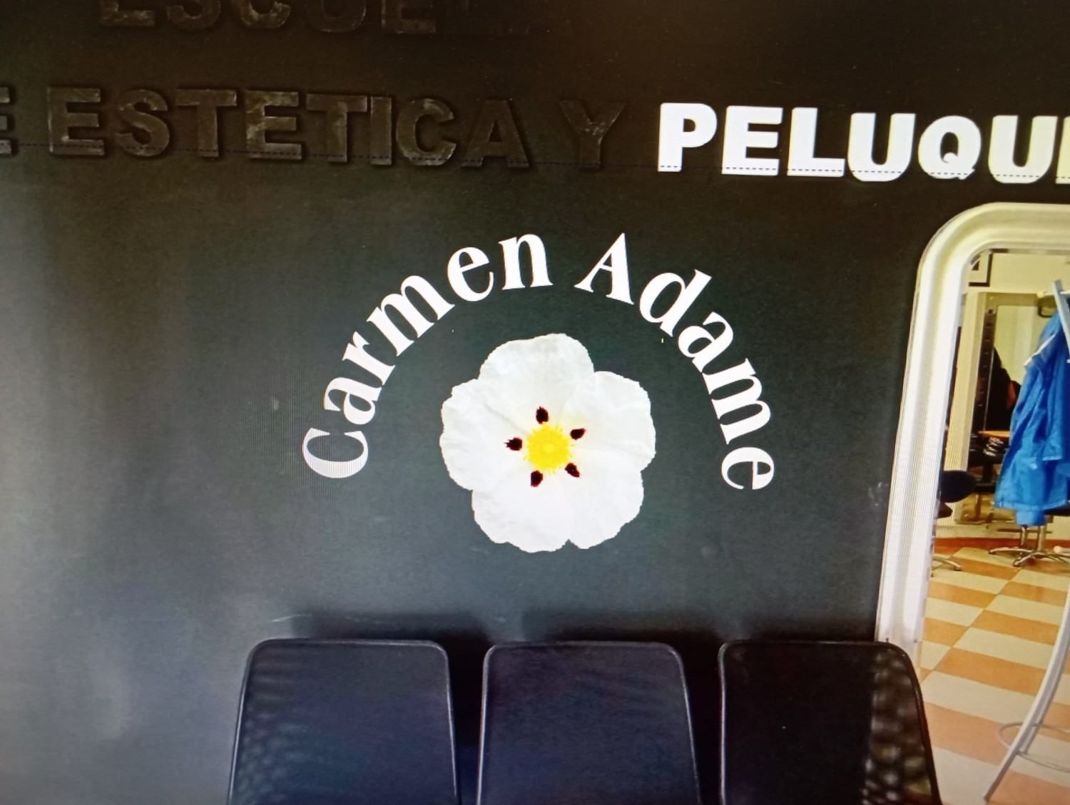Letrero en la pared del salón con la inscripción