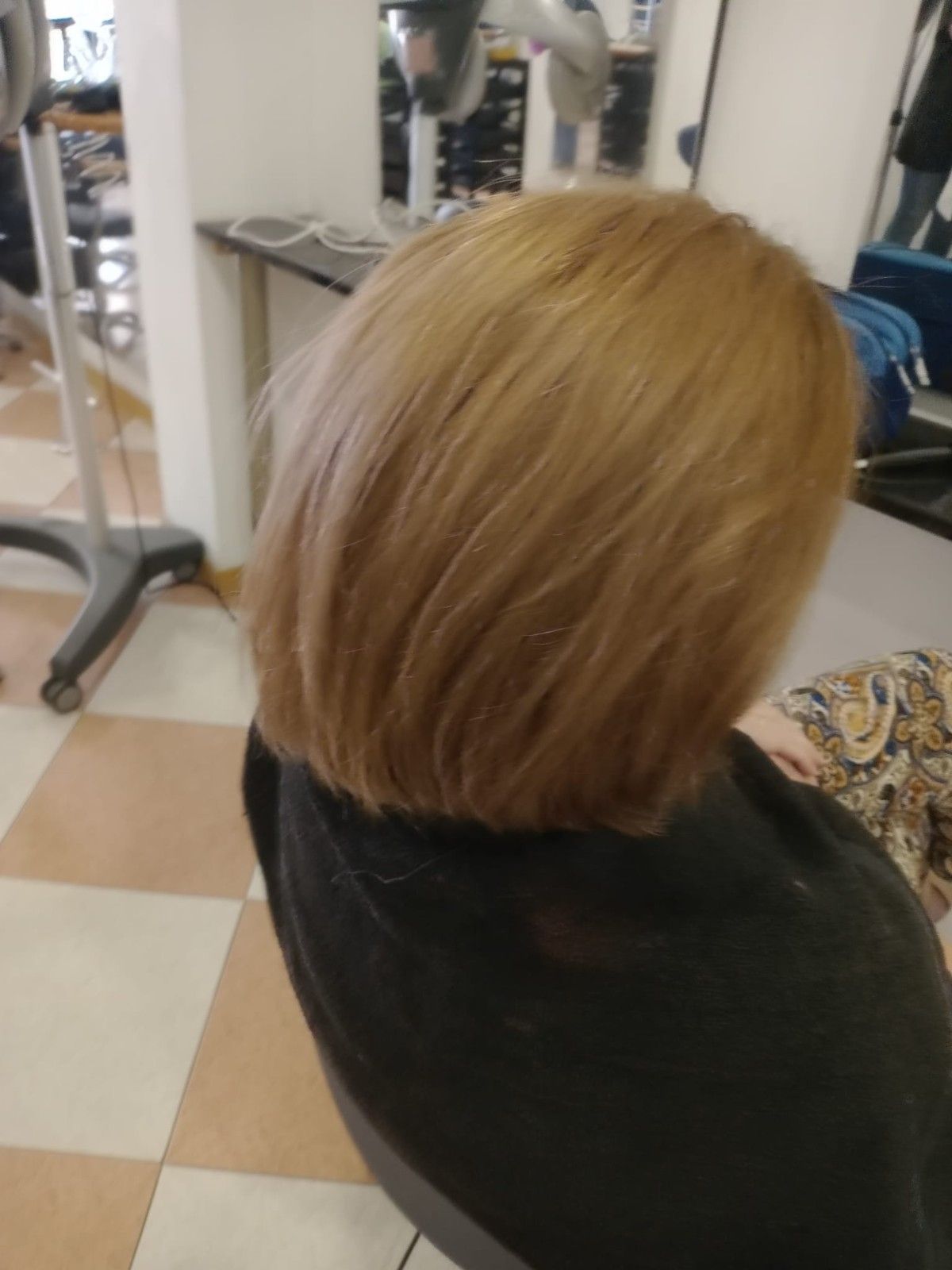 Corte de pelo rubio corto en la cabeza de un maniquí en un salón de belleza.