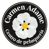 Logotipo de Carmen Adame Centro de peluquería con una flor blanca sobre un fondo circular negro.