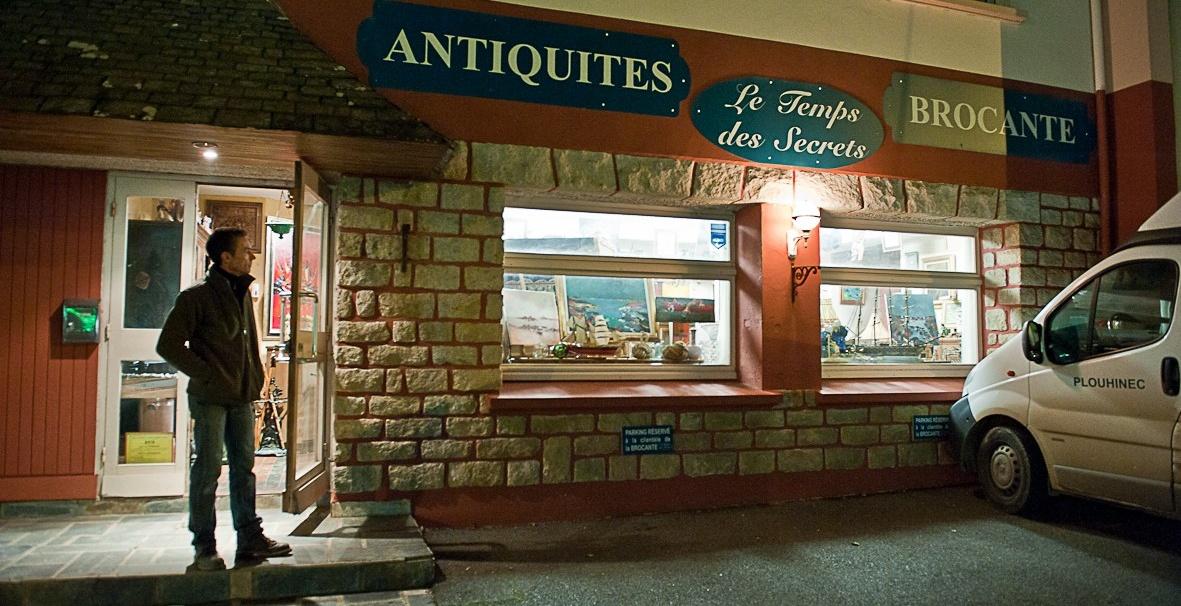Vente de antiquités : faïences et meubles