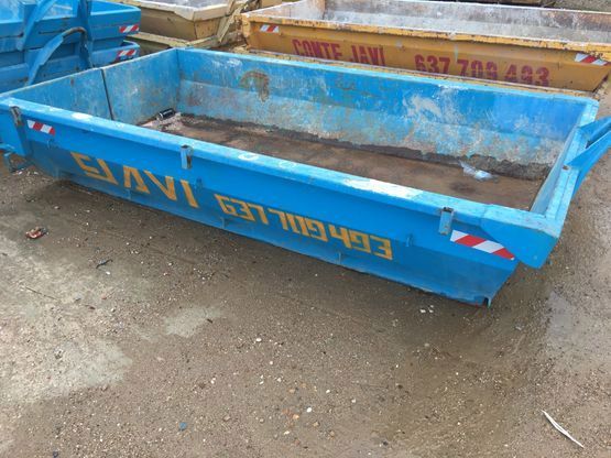 Contenedor azul con la inscripción 