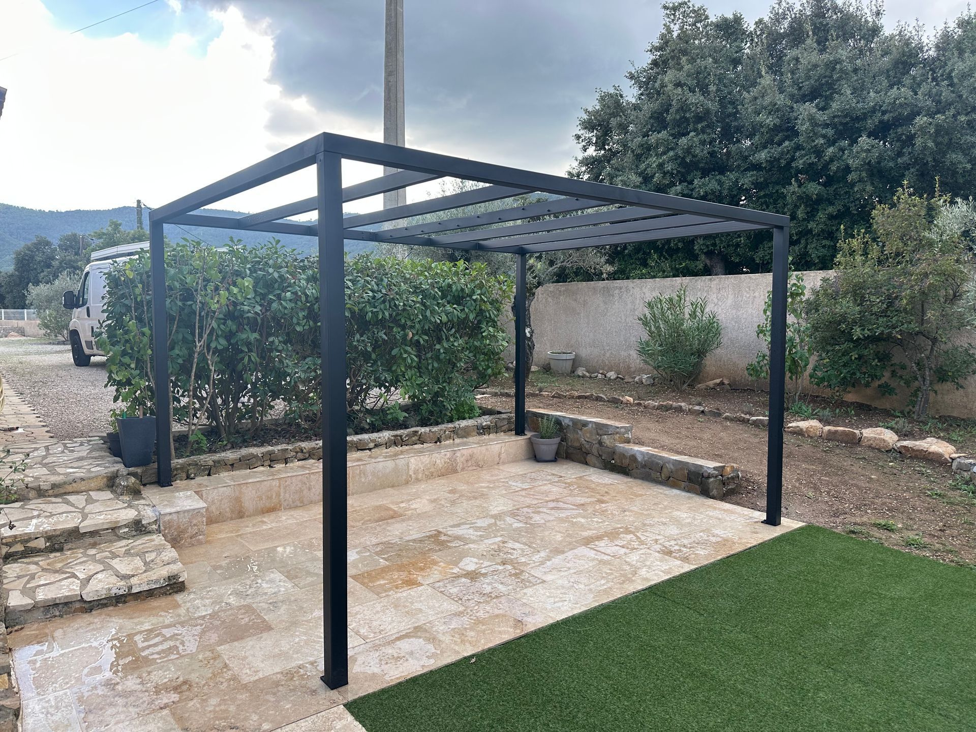 Pergola sur terrasse avec allée en arrière plan