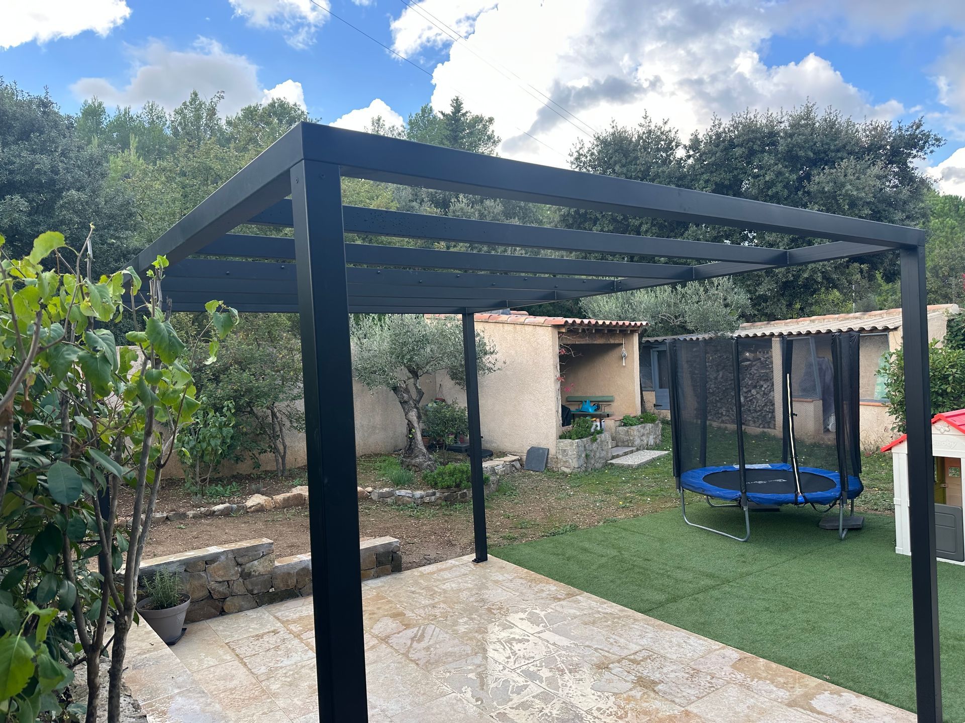 Pergola sur terrasse avec jardin arrière plan