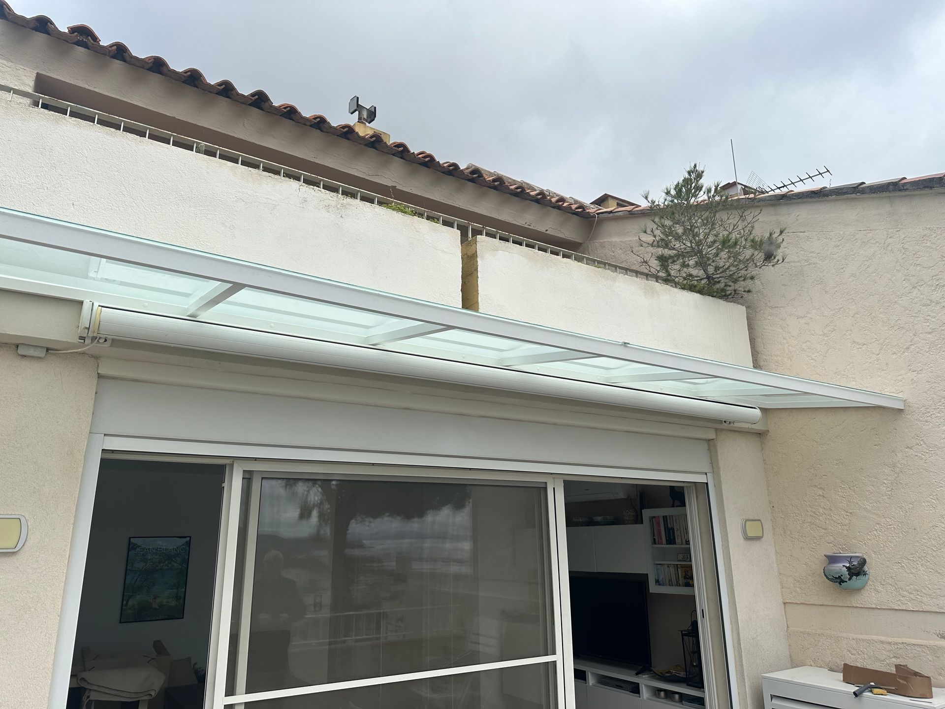 Marquise au dessus baie vitrée