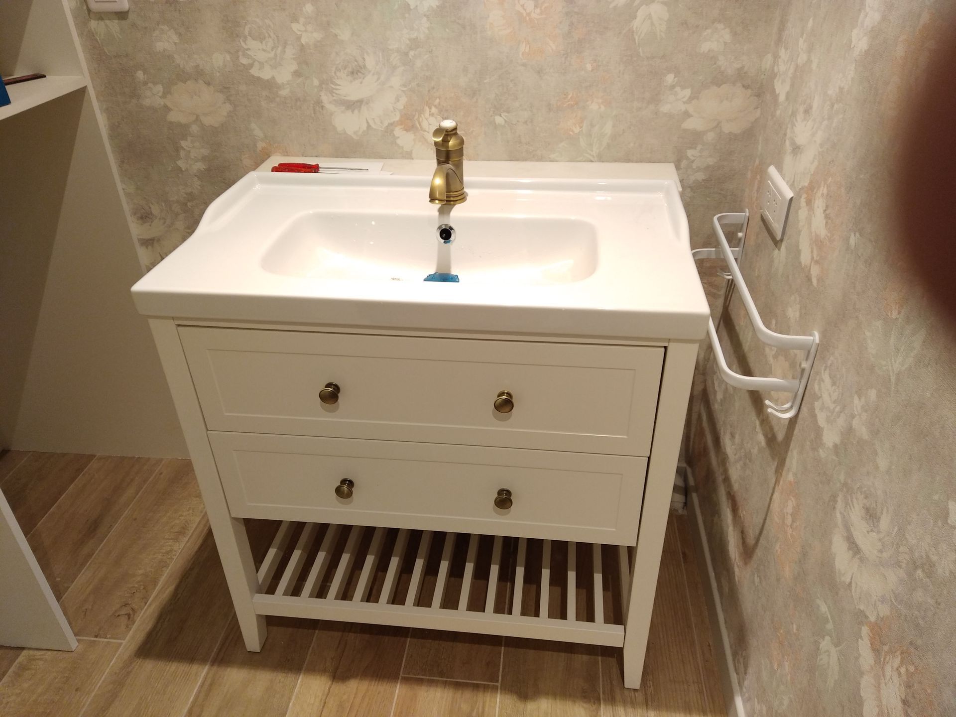Meuble de salle de bains équipé d'une vasque